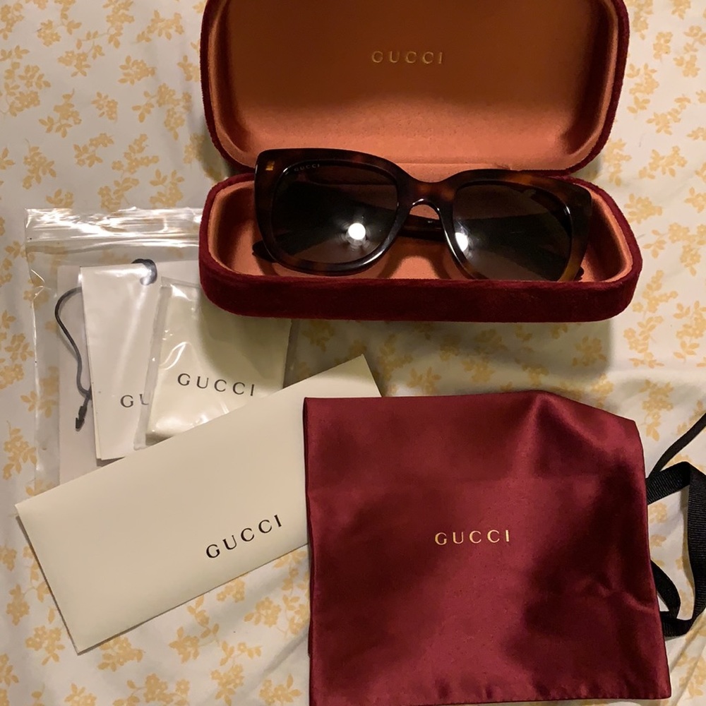Women’s GUCCI sunglasses! 🐝